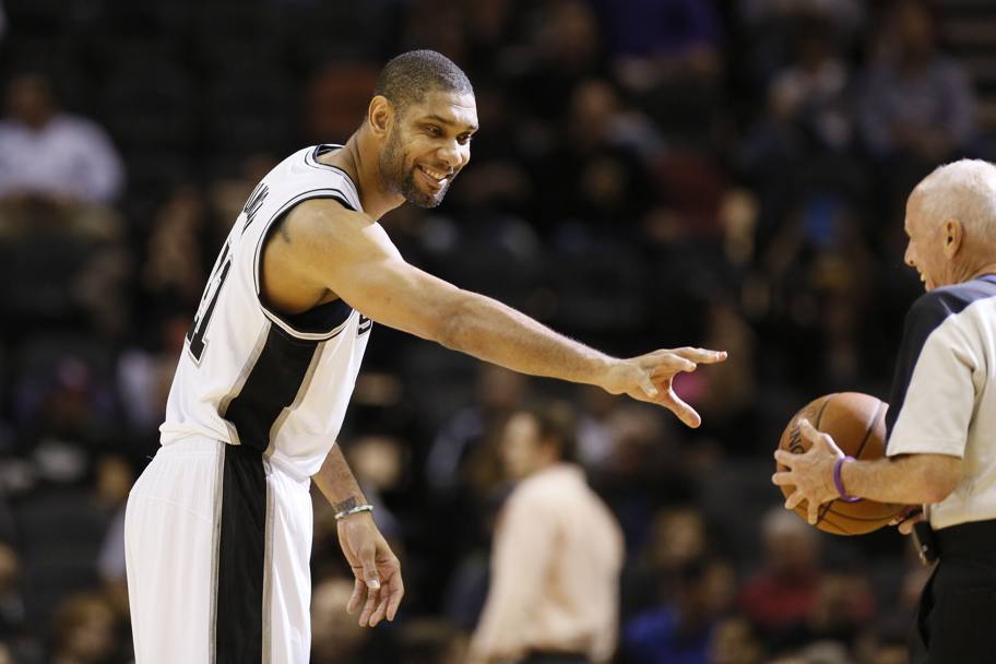 Tim Duncan dei San Antonio Spurs scherza con Dick Bavetta (Reuters)